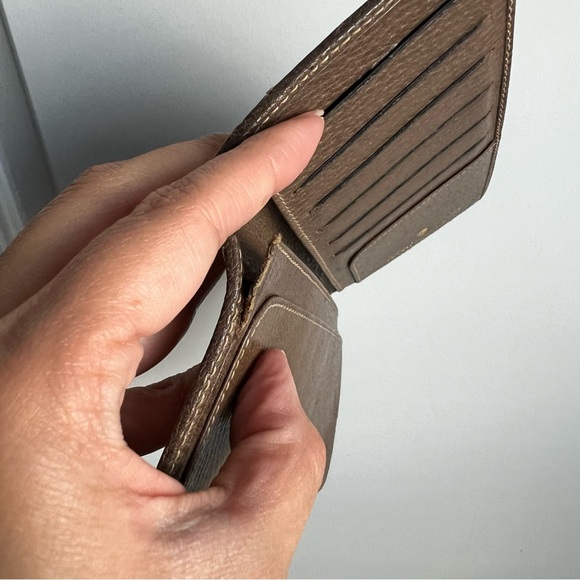 Authentic Gucci bifold long wallet - Picture 10 of 10